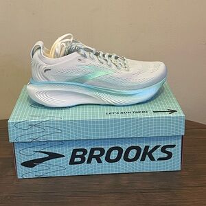 Brooks Adrenaline GTS 25 women white/ teal 7.5 New in Box